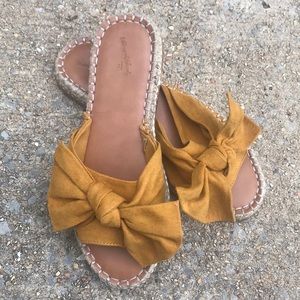 Universal Thread bow sandals